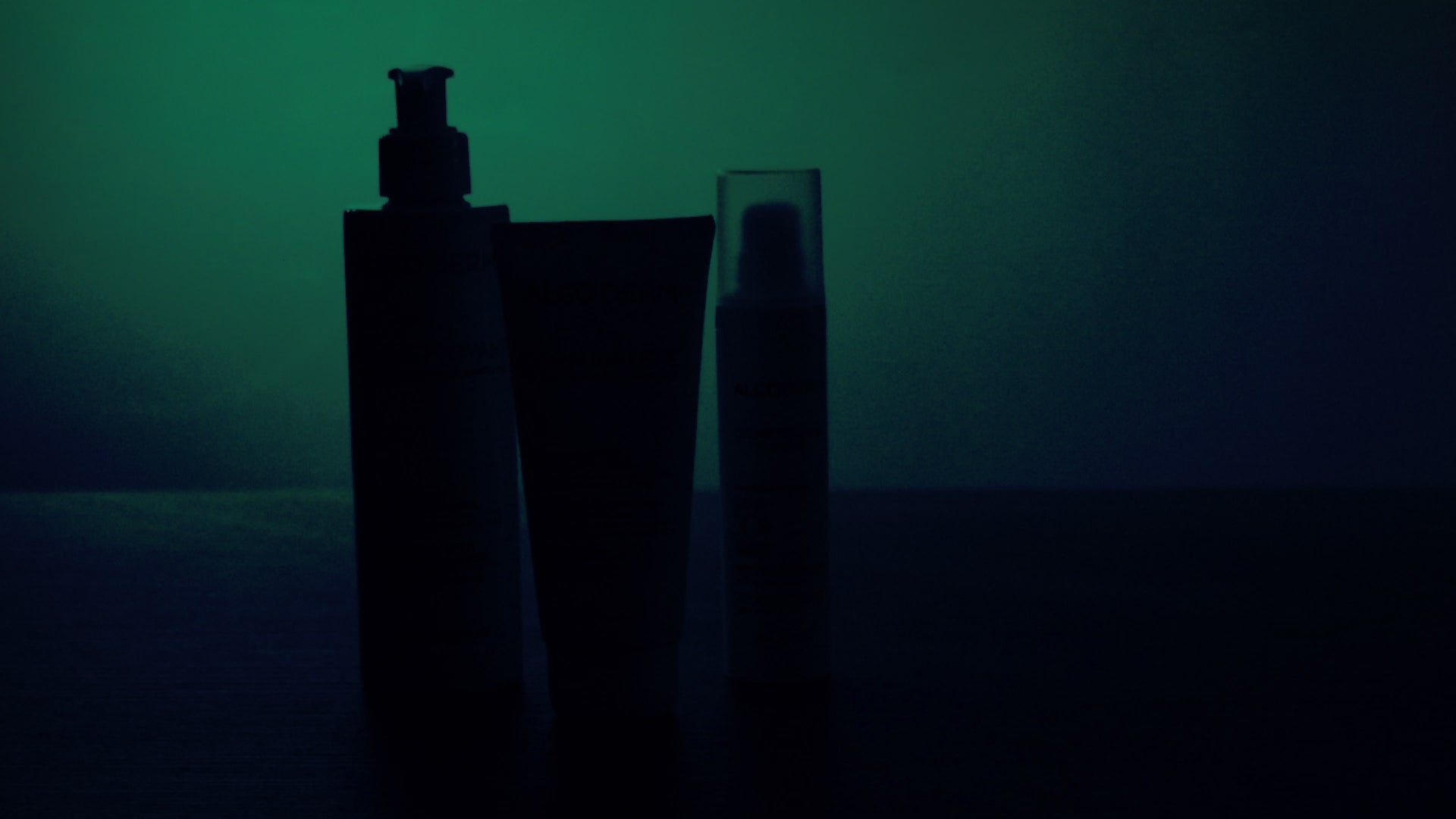 Charger la vidéo : Découvrez la puissance des minéraux marins pour une peau sans taches et lumineuse